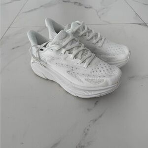 Hoka One Clifton 9 Women’s Running Shoe Size 6B, 7.5B